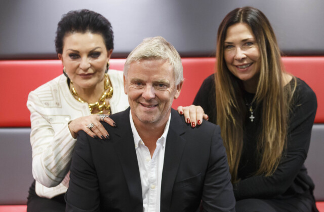 TV-KJENDISER: Tom Strømnæss flankert av «Åndenes makt»-profilene Lilli Bendriss (t.v) og Gro Helen Tørum. Foto: NTB scanpix TV-KJENDISER: Tom Strømnæss flankert av «Åndenes makt»-profilene Lilli Bendriss (t.v) og Gro Helen Tørum. Foto: NTB scanpix
